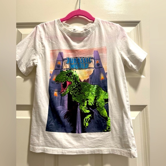 H&M EUC Sz 6-7 Kids White T-Shirt with Green Sequin Dinosaur - Picture 2 of 4
